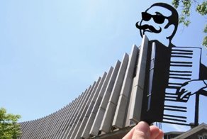 Интернет-художник меняет мир с помощью бумажных силуэтов