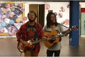 Талантливые уличные музыканты поют песни «The Beatles» в метро Нью-Йорка