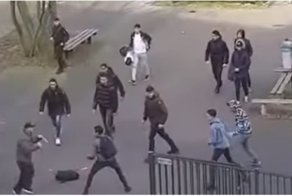 Храбрые студенты прогнали вооружённого двумя ножами отморозка, пытавшегося напасть на их колледж 