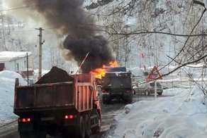 Столкновение грузовика и легковушки с возгоранием в Междуреченске