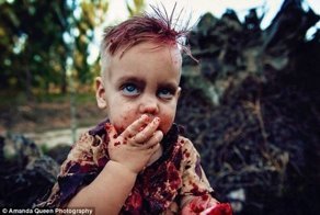 Женщину бурно раскритиковали за фотосессию, где её годовалый сын ест "мозги"