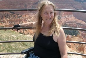 Здоровая британка призналась, что с детства мечтает быть прикованной к инвалидному креслу