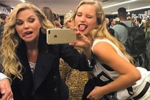 Дочь супермодели призналась, как трудно расти рядом со знаменитой матерью