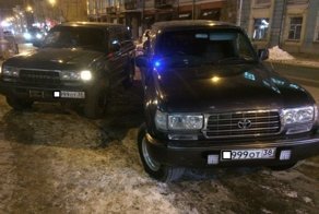 Женщина заметила автомобиль мужа, припаркованный возле ресторана, но это оказалась машина-двойник