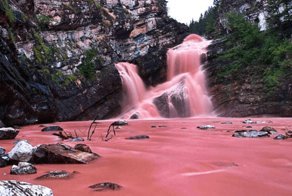 В Канаде есть розовый водопад, и это не шутка