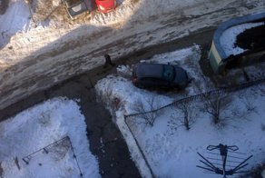 Кирпичом в лобовое: в Ульяновске припарковали машину на тротуаре под окнами многоэтажки