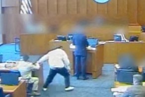 Преступник из уличной банды попытался заколоть ручкой свидетеля в зале суда