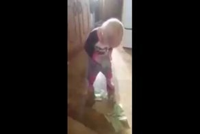 Маленькая девочка знает, где прятать заначку на черный день