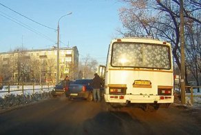 Глупо как-то получилось. Не объехал ПАЗик