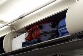 Зачем лезут в самолет с чемоданами