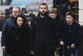 Сотни людей пришли проститься с Табаковым