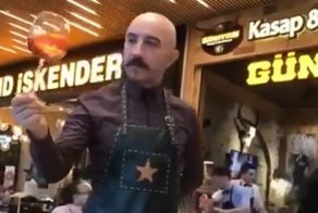 Оригинальная подача вина от сомелье