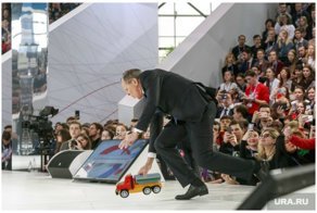 Сергей Лавров играет в машинки и катает на спине Путина