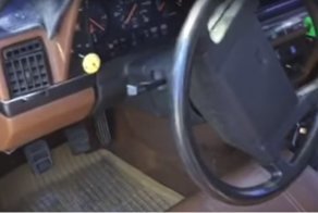 Владелец Volvo 240 заменил скучный сигнализатор открытой двери на 8-битную мелодию одной из популярнейших песен 80-х