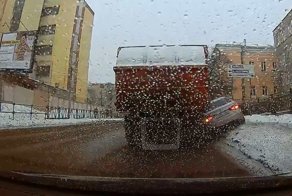 Мусоровоз вытолкал Киа с дороги в центре Рязани