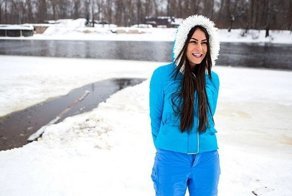 Каждые выходные голая украинка устраивает пробежку и купается в Днепре