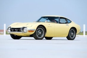 Модель Toyota 2000GT, выполненная из золота и серебра