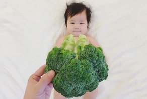 Мама фотографирует младенца в "съедобных нарядах"