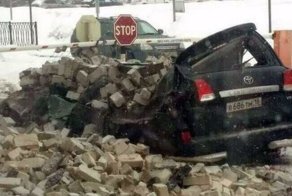 Обломки крыши завода раздавили Toyota Land Cruiser в Казани
