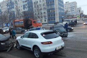 Авария дня. Массовая авария в Уфе на оживленном перекрестке