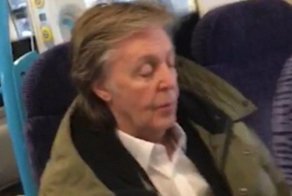 Поближе к народу: Пола Маккартни заметили  в вагоне второго класса