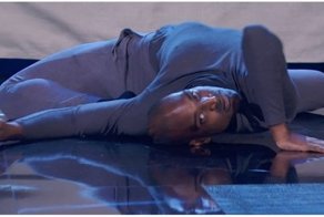 Этот парень точно человек? Актёр повторил паучью походку из фильма «Экзорцист»