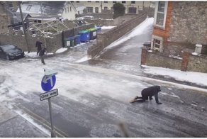 Фигурное катание и ползание по улице Англии в гололед