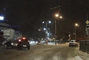 Авария дня. В Екатеринбурге Hyundai Porter протаранил две легковушки