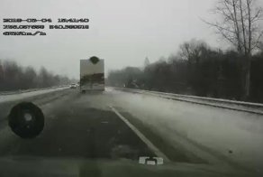 Держи пас: фура потеряла колесо