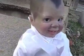 Жуткая кукла-вампир на бразильском кладбище