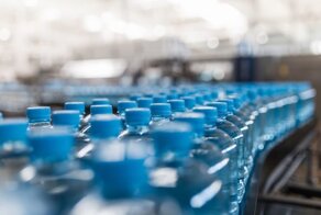 В пластиковых бутылках с водой обнаружены вредные микрочастицы