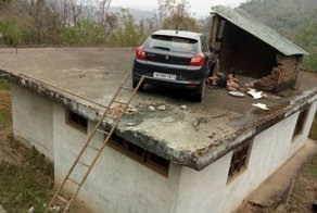 Удачная посадка: в Индии автомобиль приземлился на крышу придорожного дома