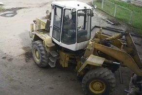 В Чувашии на работника предприятия упал ковш погрузчика