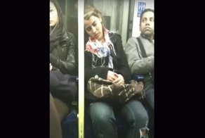 Неловко вышло: спящая девушка и незнакомец в метро