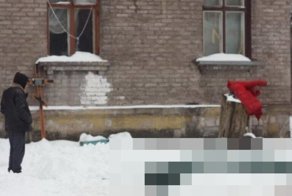 Во дворе жилого дома неделю стоит гроб с крестом и покойницей