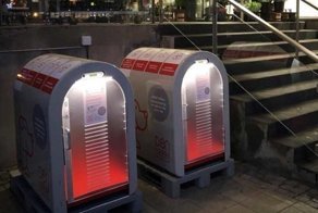 Это кабинки для собак, и их устанавливают у супермаркетов Скандинавии