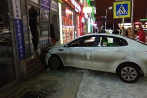 Авария дня.  Пьный водитель врезался в косметический ларёк