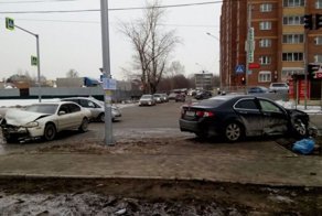Один хотел проскочить другой повернуть: авария из Новосибирска