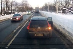 Резкое торможение и металлический профиль в кузове