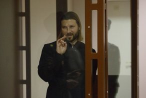 Осужденный за педофилию клирик Грозовский отправился в колонию строгого режима