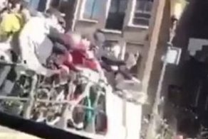 Английские футбольные фанаты облили туристов пивом перед матчем в Амстердаме