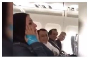 Мусульманка запела в самолете от страха