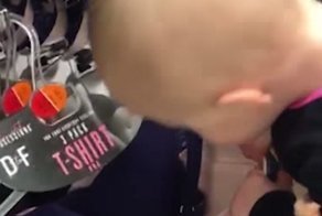 Пропитание под угрозой! 1,5-годовалый ребенок не может найти привычного содержимого бюстгальтера