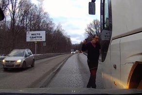 Перекрыл движение в область, но зато проучил водителя автобуса
