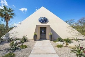 Живи как фараон! Дом в форме пирамиды в Малибу продается за $3 миллиона