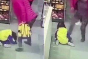 В Китае женщина жестоко избила свою внучку лишь за то, что та закапризничала в магазине