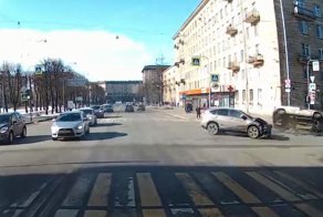 Авария дня. Ларгус перевернулся при попытке проскочить перекрёсток на красный