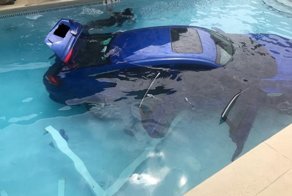 Женщина не поставила машину на "паркинг" и она уехала прямо в бассейн