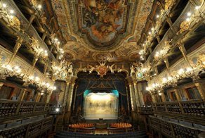 Величественные и роскошные интерьеры театров России и мира