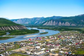 Якутский посёлок Усть-Нера: летний вид на полюс холода